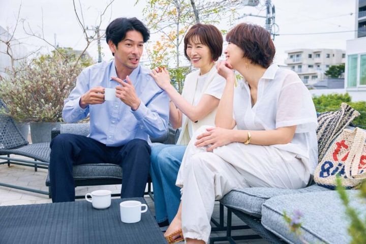 Tシャツ¥4,990／アンフィーロ、ジレ¥10,450、パンツ¥7,590／ともにアバハウス マヴィ（アバハウス インターナショナル オンラインストア）、デニムパンツ¥8,990／ギャップ、トートバッグ〔H35×W51×D10㎝〕¥20,020／ザ ジャクソンズ（アッシュ・ペー・フランス）、スニーカー「ゴー フライイーズ」〔ソール4㎝〕¥17,930／ナイキ スポーツウェア（ナイキ カスタマーサービス）、ピアス¥27,500、ブレスレット¥13,200、リング¥14,300／すべてクロディーヌ・ヴィトリー（アッシュ・ペー・フランス） 【香織】シャツ¥23,100、ノースリーブブラウス¥19,800／ともにアンクレイヴ、パンツ¥28,600／ティッカ、バッグ¥13,420／ザ ジャクソンズ（アッシュ・ペー・フランス）、 シューズ¥50,600／プリティ・バレリーナ（F.E.N.）、ピアス¥13,200／サローネ サーティ、バングル¥13,750／エイチアッシュ（ともにフォーティーンショールーム） 【慎一】シャツ¥13,000、デニムパンツ¥19,000／ともにバナナ・リパブリック