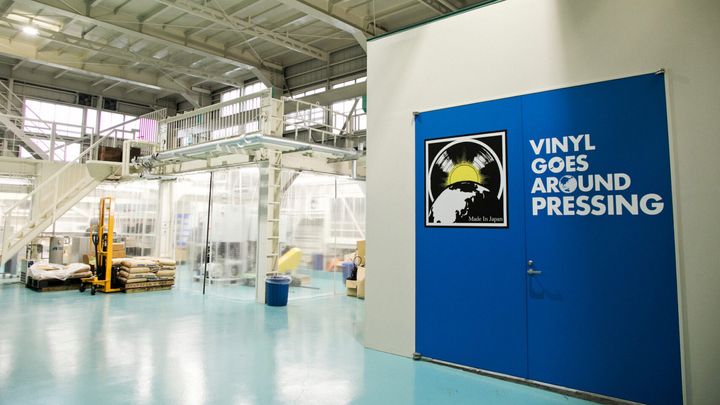 〈VINYL GOES AROUND PRESSING〉の室内
