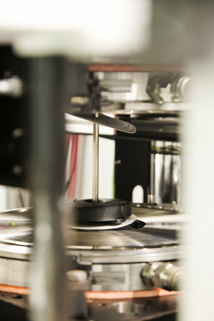 レコードをプレスする様子