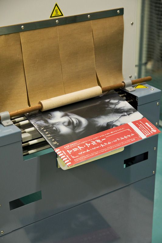 ビニールでコーティングする様子