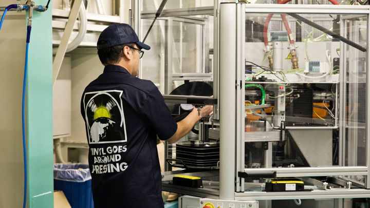 プレス作業の様子