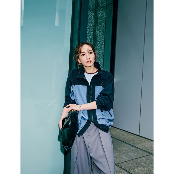 Tシャツとスラックスにマーモットのブルゾンを合わせた辻元舞さん
