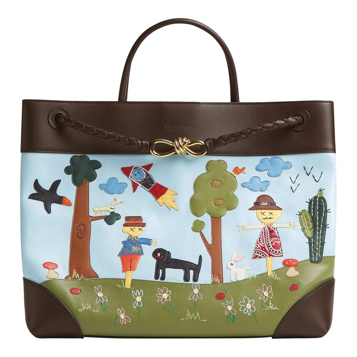 バッグ（麻布台ヒルズ店先行展開）本体 H35cm ¥2,805,00／BOTTEGA VENETA