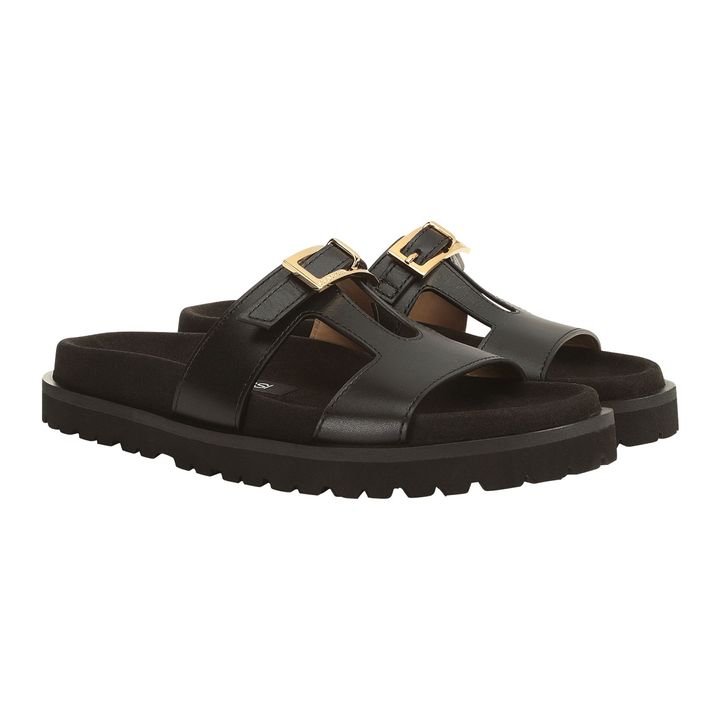 サンダル（参考色）ソール4cm ¥134,200／SERGIO ROSSI