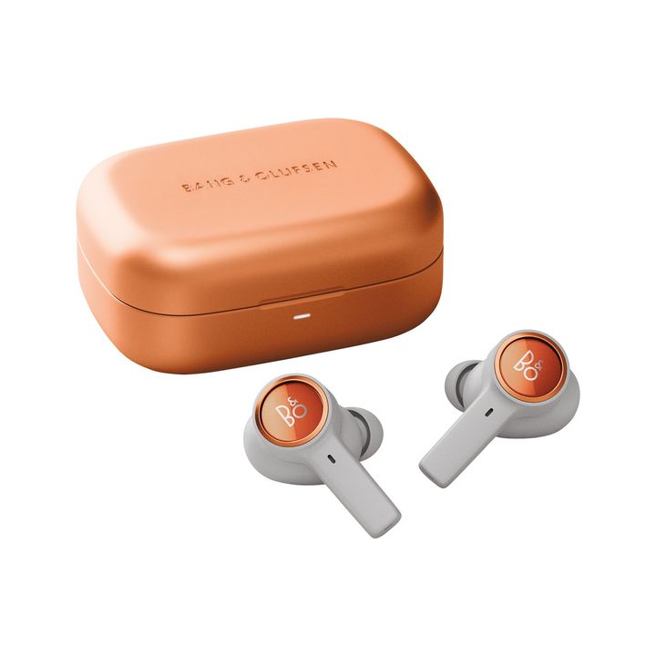 ワイヤレスイヤホン ¥77,900／BANG & OLUFSEN（バング & オルフセン ジャパン）