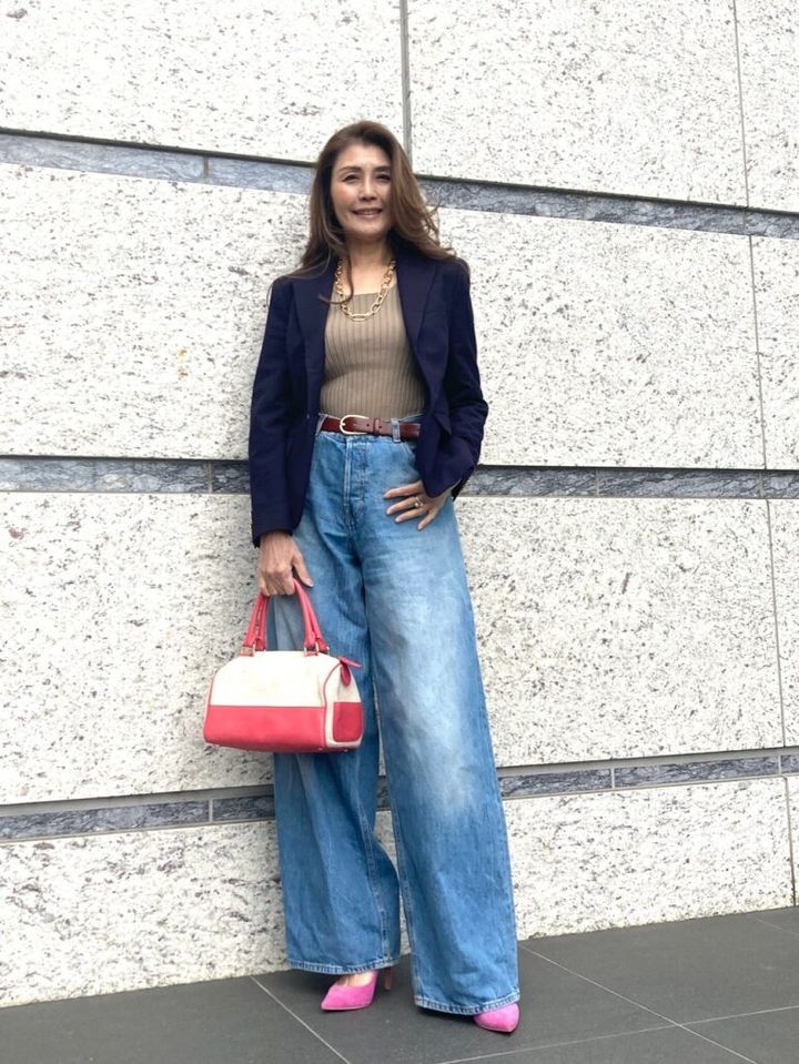 60代が「紺ブレ×デニム」をかっこよく着こなすには？程よいデコルテ見せが大人の華やかスタイルを演出！