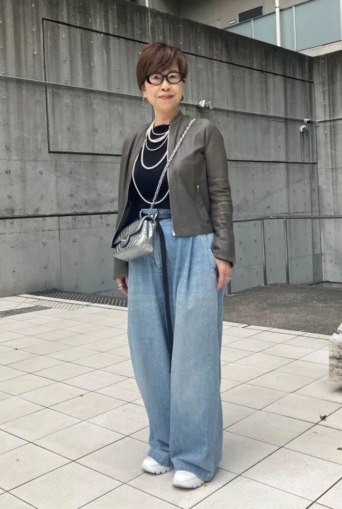 シンプルなデニムコーデを、華やか小物でエレガントにアップデート！