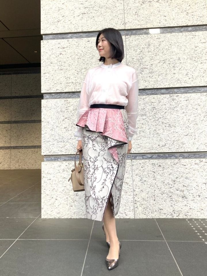 シアートップス×華やかスカートでスタイルアップ！高身長を生かした大人の上品コーデ