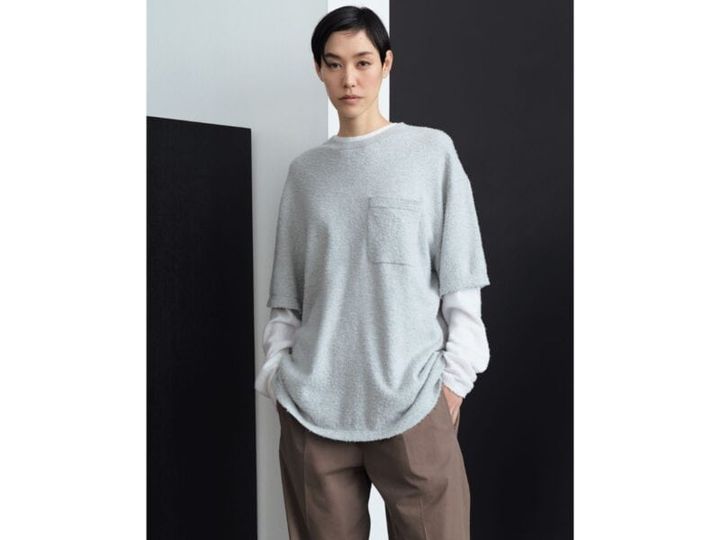 ザ・ロウのTシャツ×チノパンの上質カジュアル