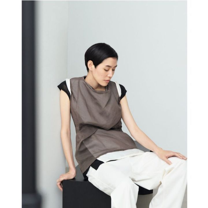 ザ・ロウのレイヤードコーデ