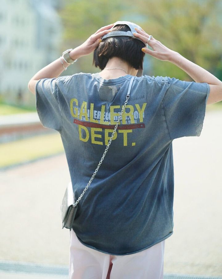 ダメージ加工が施されたTシャツは、「ギャラリーデプト」のもの。