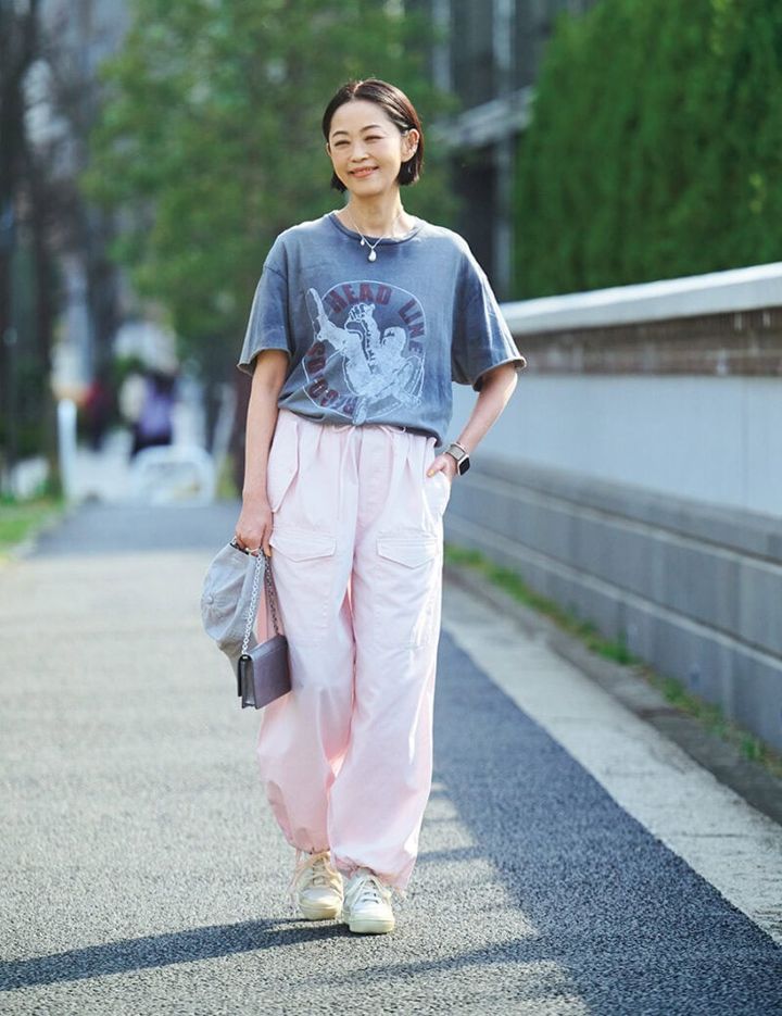 ラフなプリントTシャツに合わせたのは、今季購入の「ティッカ」のカーゴパンツ。やわらかなベビーピンクでほんのり甘さをプラス。
