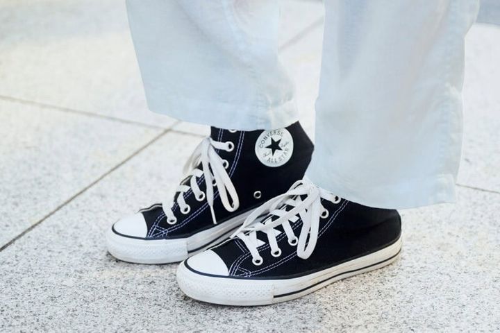デイリー使いに重宝する「コンバース」のハイカットスニーカー。