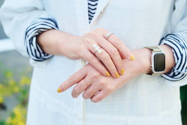 アクセサリーは素材やブランドを問わず、その日の気分に合わせてミックス。