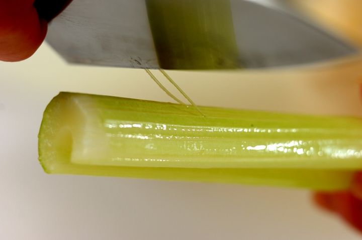 セロリとベーコンのみそ汁の下準備1