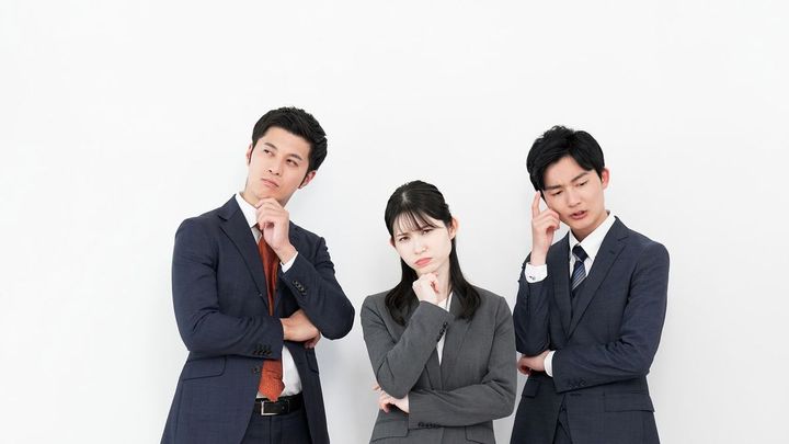 手に顎を乗せて悩むビジネスマン