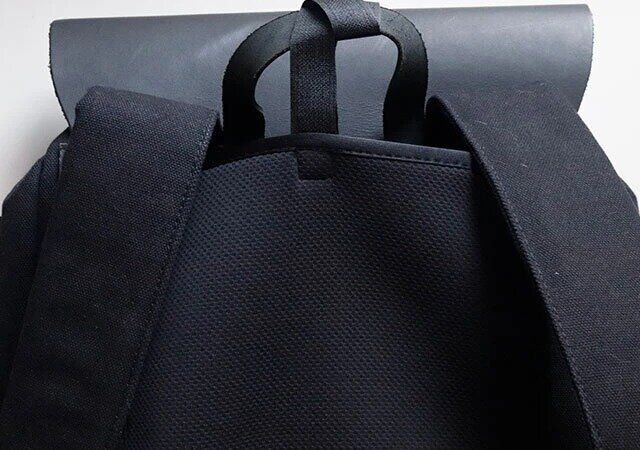 ダイソーのリュックサックパッド（ブラック、保冷剤ポケット付）3