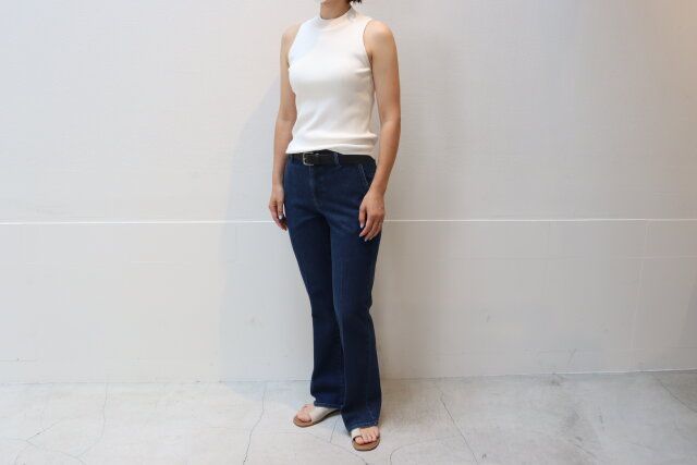 ユニクロのスリムフレアトラウザージーンズ1