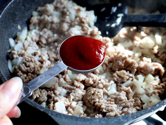 肉汁が出てきたら、Aを加えて混ぜる。