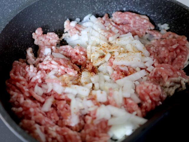 フライパンにひき肉と①、顆粒コンソメを入れたら、火を点けて、中火で全体が白っぽくなるまで、ひき肉を焼きつけるように炒める。