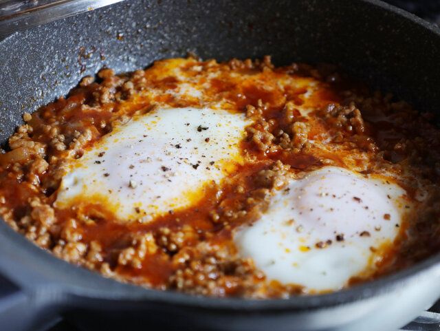 上から黒こしょうをかける。