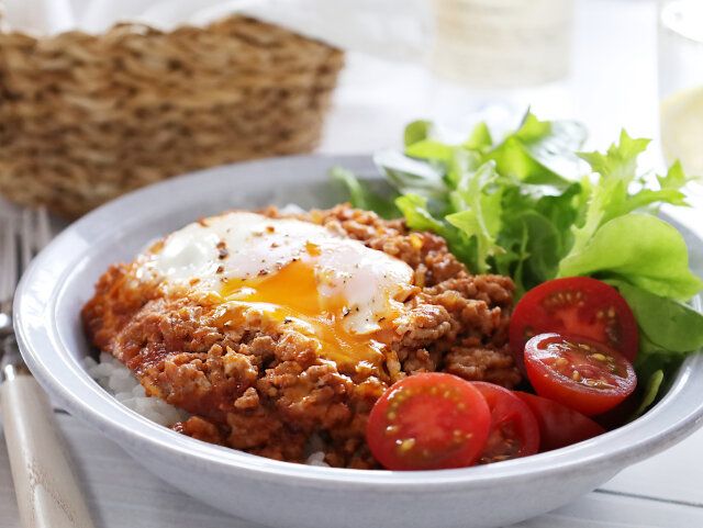 ワンパンそぼろのロコモコ丼