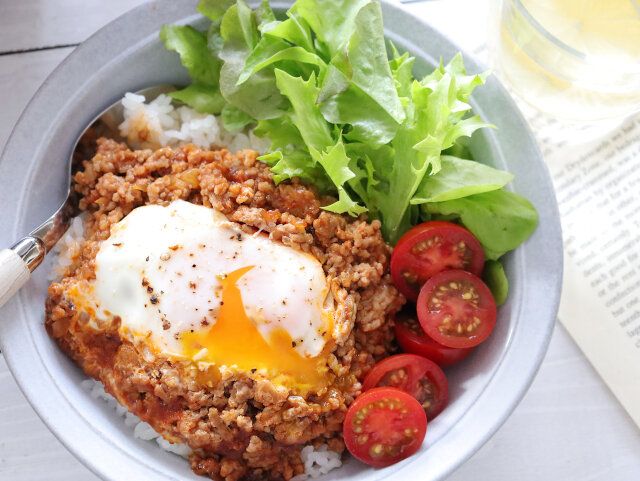 ワンパンそぼろのロコモコ丼 完成