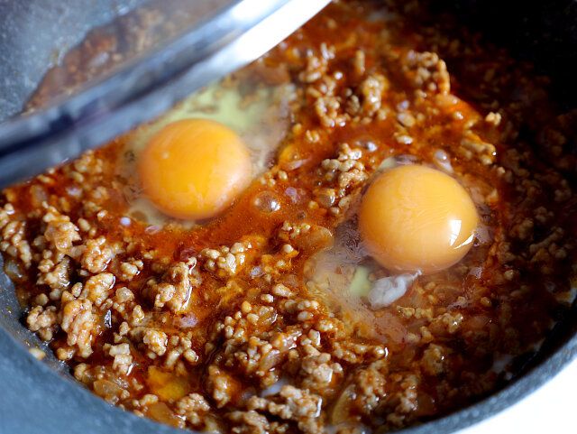 くぼみを作り、そこへ卵を割り入れる。