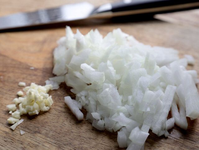 にんにくと玉ねぎは、それぞれみじん切りにする。