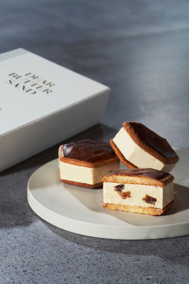 「幸せの焦がしバターサンド」。六角形のガレット・ブルトンヌでサンドした厚いバタークリームにラムレーズン。ミニマルで美しいヴィジュアルが幸せそのもの。