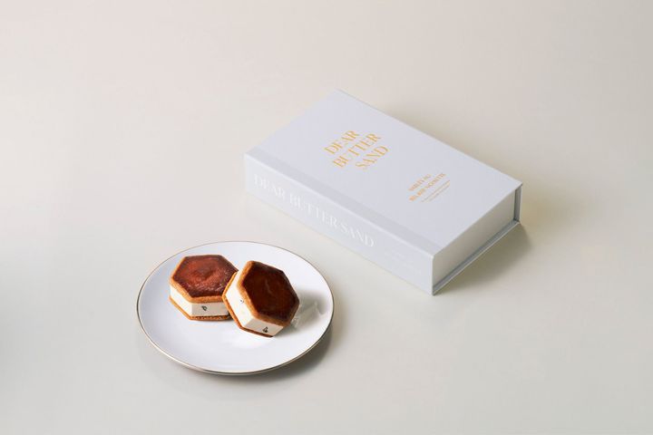 「幸せの焦がしバターサンド（6個入）Special Box」¥4,780。ゴールドのロゴが記されたブック形パッケージは、特別な贈り物に。