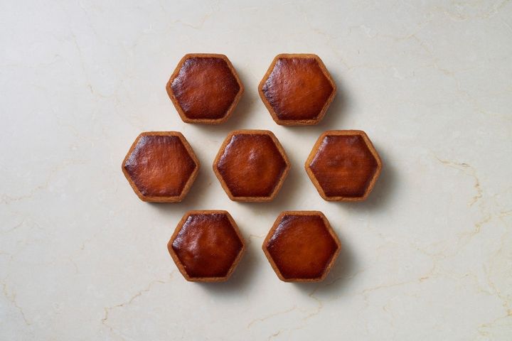 蜂の巣や亀の甲羅、雪の結晶など自然がつくり出す最も安定した構造の六角形。親愛・調和・長寿など、縁起の良い意味を持っているので、花嫁の選ぶギフトにぴったり！