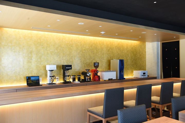 木材を多用しながら、シンプルモダンなデザインにまとめた店内。