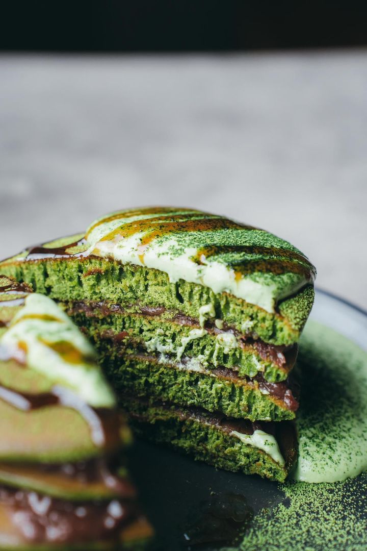 こしあんと粒あんをミックスして4層のどら焼きに挟んだ平日限定の「抹茶どら焼きパンケーキ」。