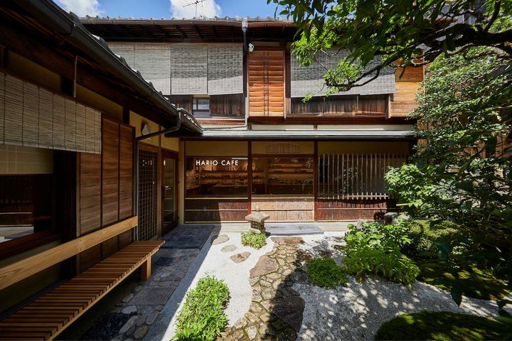 国の重要伝統的建造物群保存地区に指定されている石塀小路に面した京町家を改修。