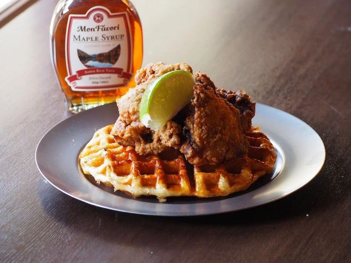 メープルシロップが意外と合う、香ばしく揚がった「フライドチキン」。