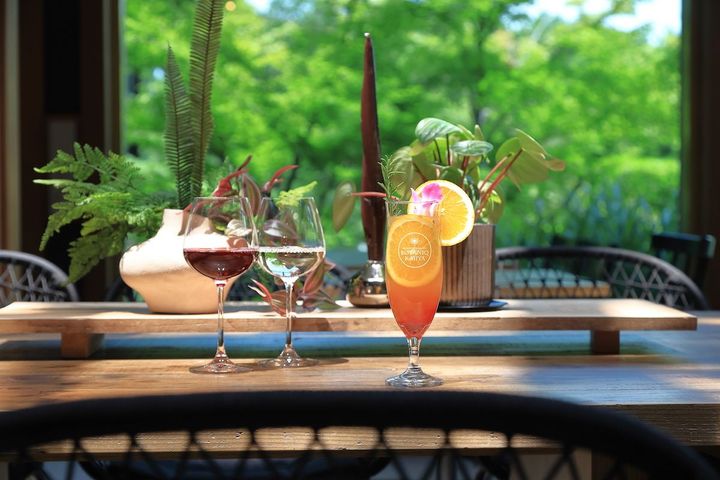 夏らしいトロピカルなカクテルやグラスワインなども楽しめる。