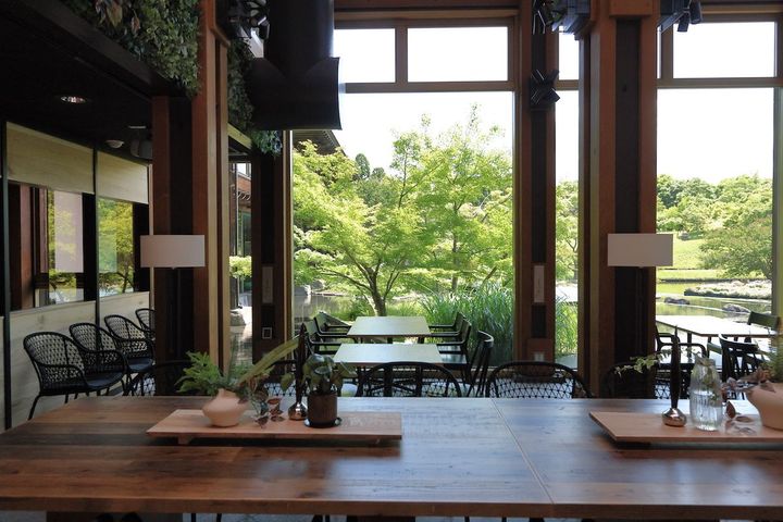 約9,000㎡の広さを持つ日本庭園「朱雀の庭」を眺めながらコーヒータイムが過ごせる。