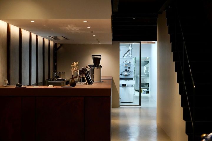 ギャラリーとして使われていた京町屋をモダンに改装した店内。