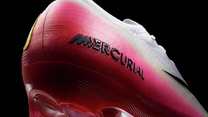 NIKE、限定のサッカースパイクコレクションが登場！「新作ファントム」もさっそくNEWカラー