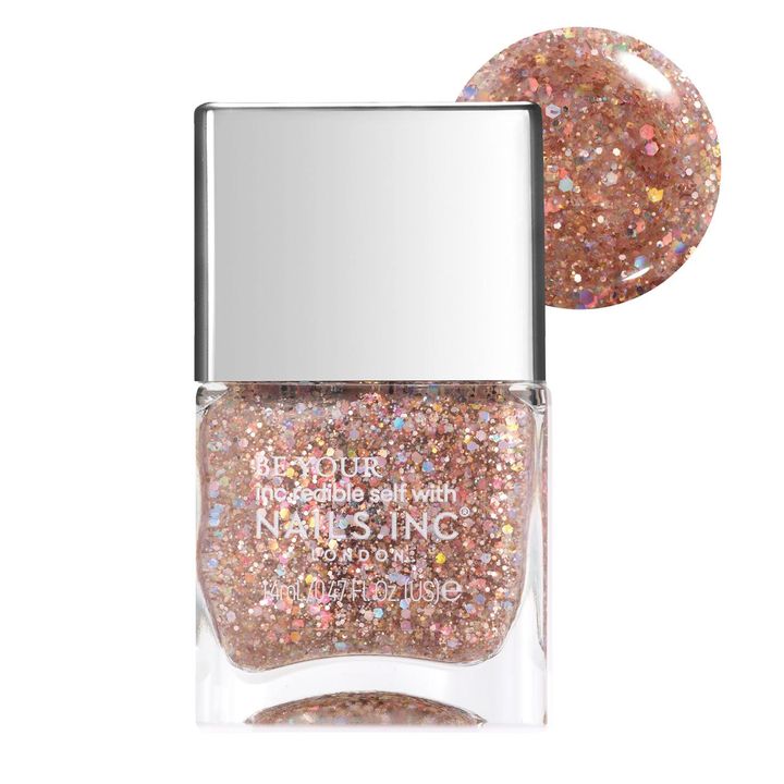 画像: スキントーンのピーチホログラムが軽やかに煌めく。ネイルズ インク スーパー シークイン ネイルポリッシュ ピーチティーフィズ ¥3,080 出典：nailsinc.jp