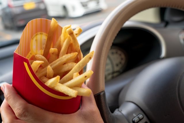マックのドライブスルーでポテトを注文…」高校生バイトのとった