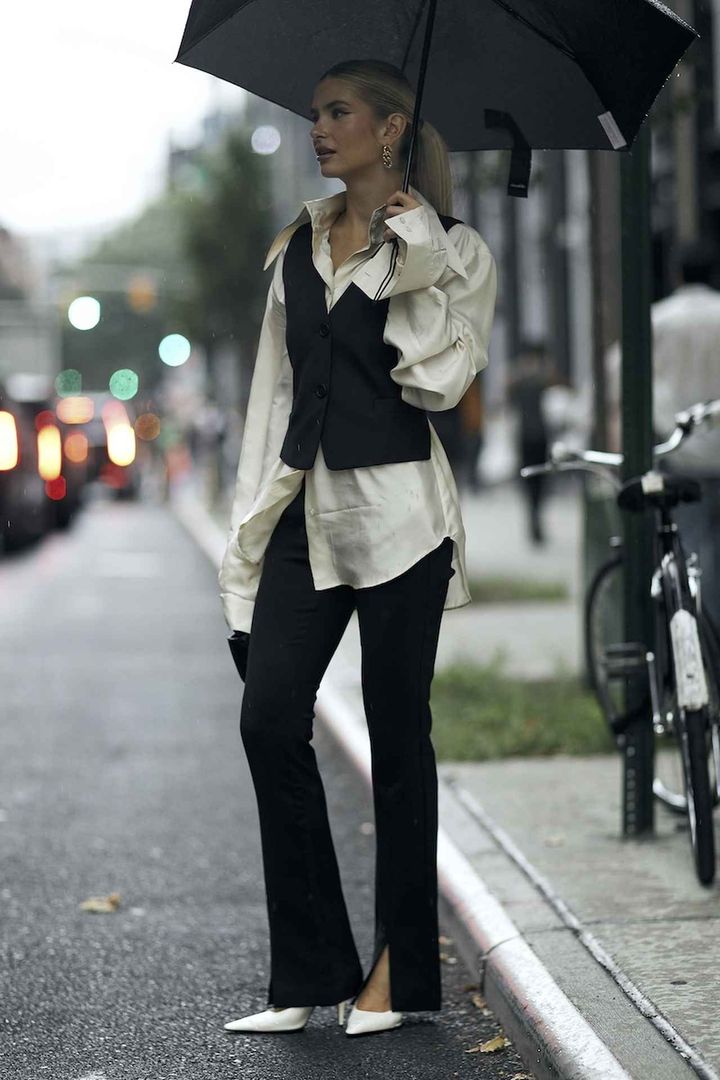 画像: ツヤを湛えたサテンシャツで憂鬱な雨の日でも華やぐ