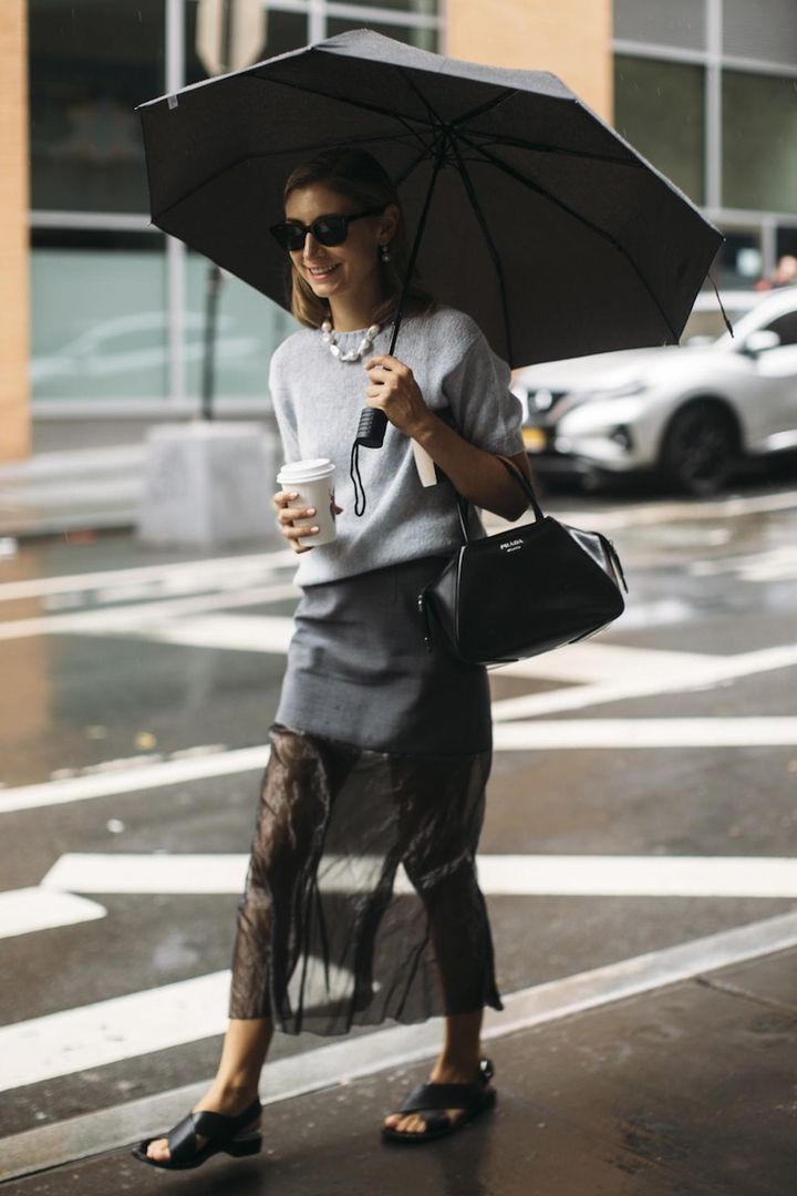 画像: モノトーンに任せて異素材ミックスを楽しむ