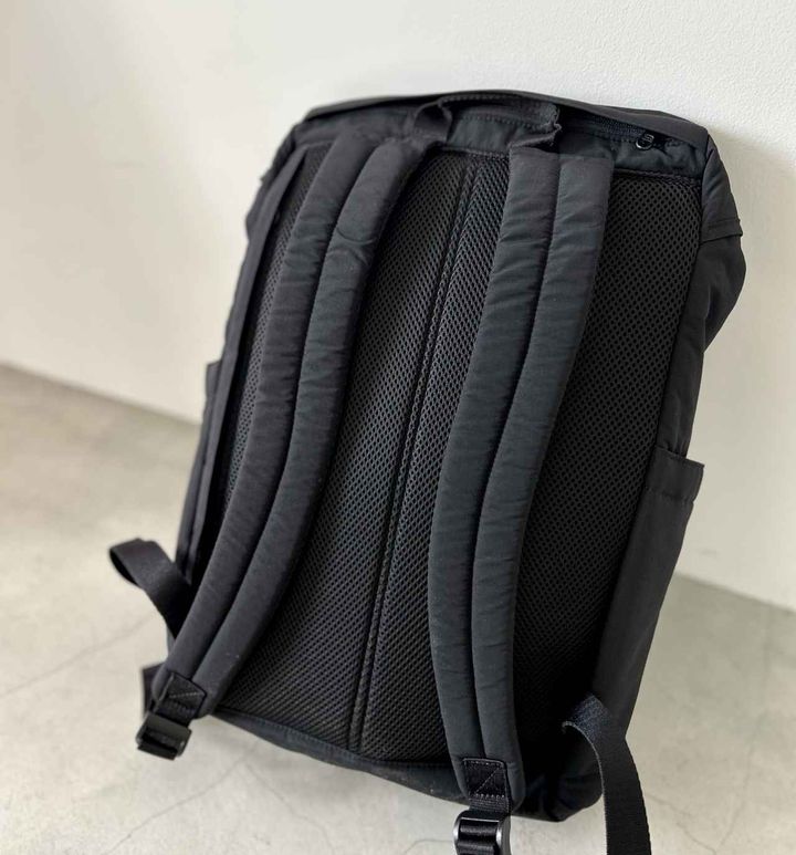 画像2: メンズのゆったりめなニットベストをタックワイドパンツできれいめに