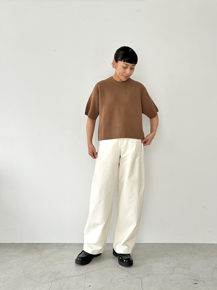 画像: 【ユニクロ】ウォッシャブルミラノリブセーター半袖¥2,990（Lサイズ着用）、ジャージーバレルレッグパンツ¥3,990（Mサイズ丈長め着用） ※佐藤さんの身長：165㎝