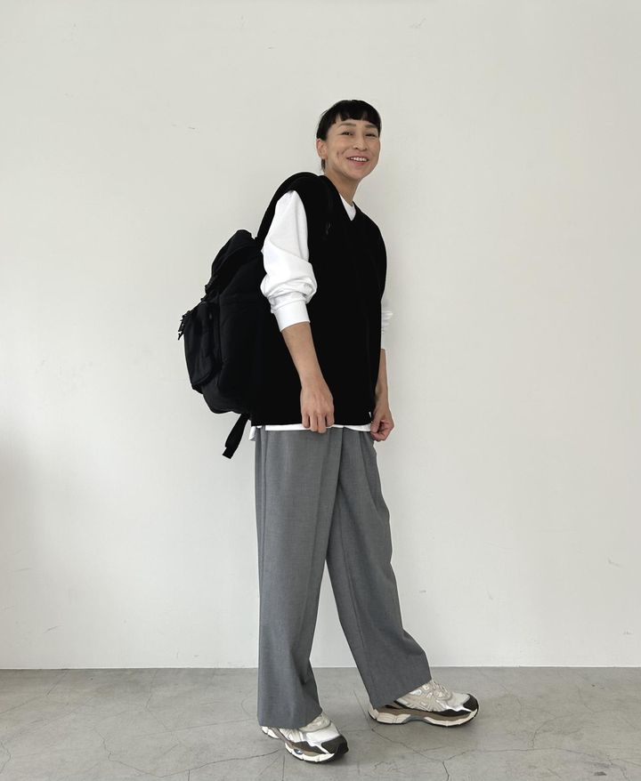 画像: 【ユニクロ】ニットVネックベスト¥2,990（メンズXL着用）、エアリズムコットンクルーネックTシャツ（Lサイズ着用）¥1,990、タックワイドパンツ（Mサイズ着用）¥3,990、マルチポケットバックパック¥4,990 ※佐藤さんの身長：165㎝