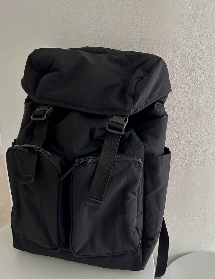 画像: 【ユニクロ】マルチポケットバックパック¥4,990