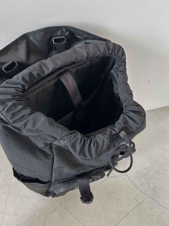 画像1: メンズのゆったりめなニットベストをタックワイドパンツできれいめに