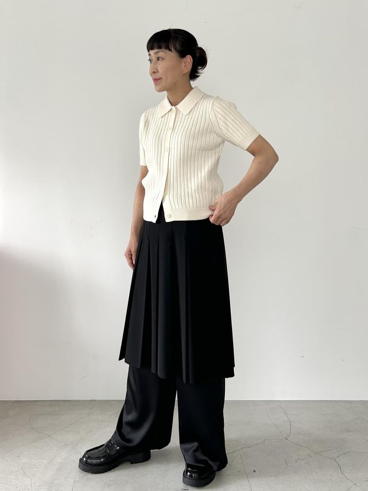 画像: 【ユニクロ】リブポロカーディガン半袖（7月中旬発売予定）¥2,990（Mサイズ着用）、ワイドプリーツミディスカート¥3,990（Mサイズ着用）、サテンイージーパンツ¥2,990(Lサイズ着用） ※佐藤さんの身長：165㎝